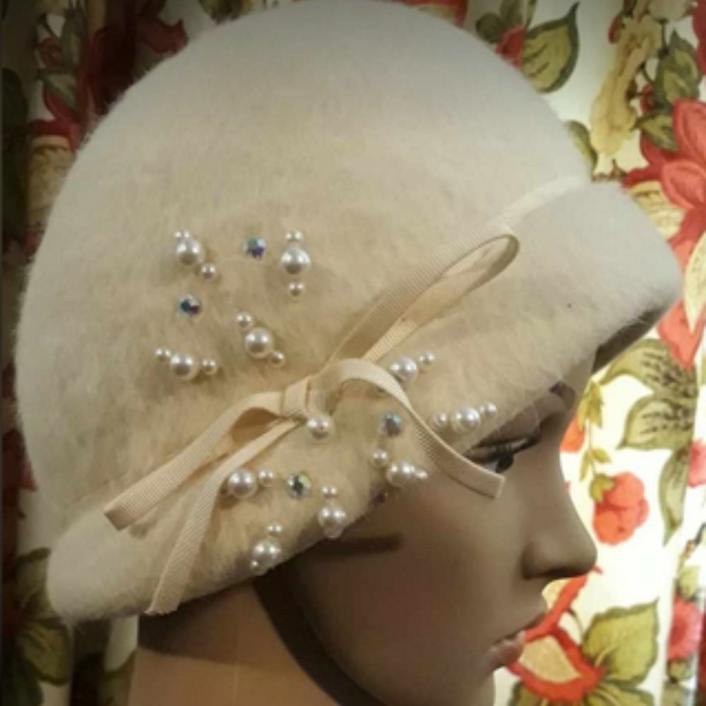 Vintage cloche hat with "pearl" and rhinestone fascinator